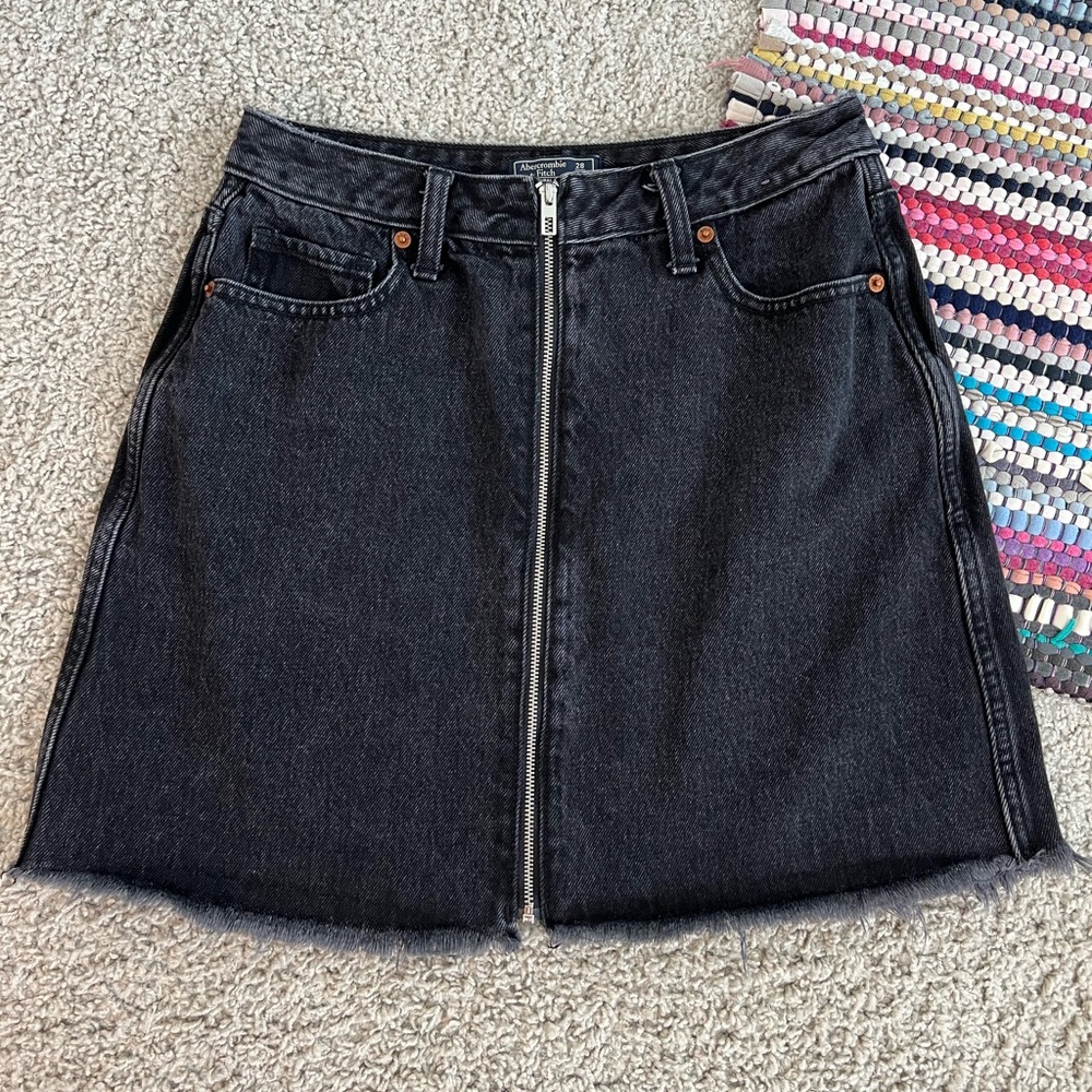 ABERCROMBIE & FITCH BLACK SKIRT